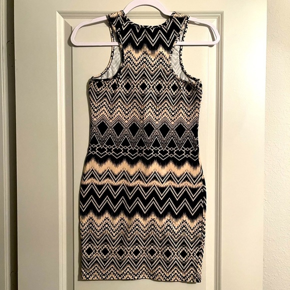 F21 | Boho Geometric Chevron Bodycon Dress Size Medium - Picture 2 of 4